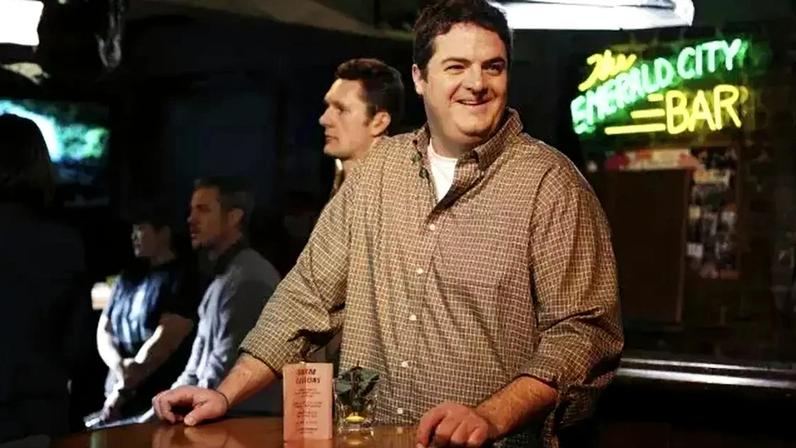 Ator de Grey's Anatomy e You revela condição neuromuscular