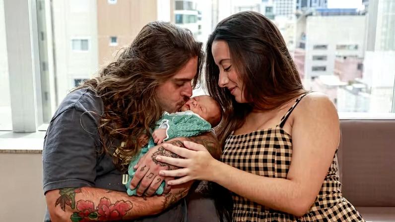 Thominhas, do Restart, e Amanda Veiga deixam maternidade com filha recém-nascida — Foto: Van Campos/AgNews