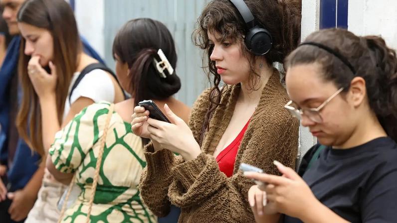 Rio de Janeiro (RJ), 16/11/2025 – Estudantes aguardam abertura dos portões no segundo dia do Exame Nacional do Ensino Médio (Enem), no Cefet Maracanã, na zona norte do Rio de Janeiro. Foto: Tomaz Silva/Agência Brasil