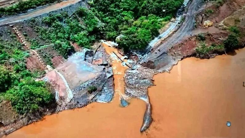 Vazamento de água em mineradora de Minas Gerais. Foto: Prefeitura de Congonhas/Divulgação