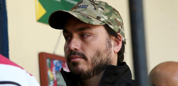 Bolsonaro age conforme quer e pressiona Carlos em Santa Catarina