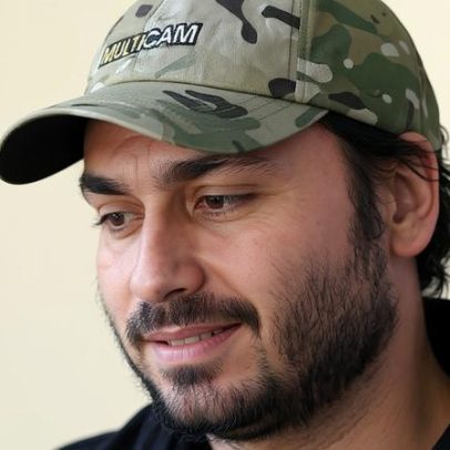 Carlos Bolsonaro irrita ao ficar na janelinha do Senado, aponta Sakamoto