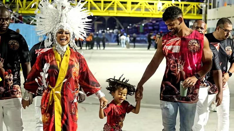 Viviane Araujo chegou com o marido e filho na Sapucaí para ensaio técnico do Salgueiro — Foto: Anderson Bordê/Agnews