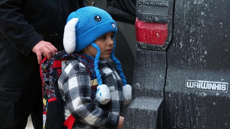 Liam Conejo Ramos, de 5 anos, é detido por agentes do Serviço de Imigração e Alfândega dos Estados Unidos (ICE) após chegar em casa da pré-escola, na terça-feira, 20 de janeiro de 2026 — Foto: Ali Daniels via AP
