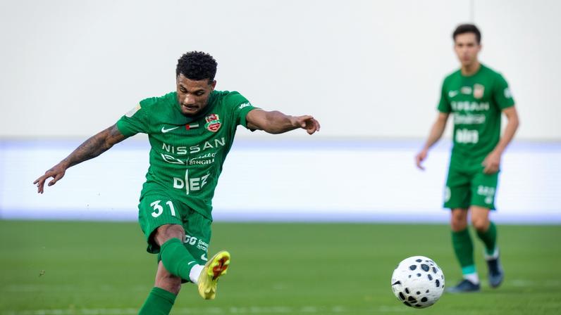 Kauan Santos marca golaço pelo Shabab Al Ahli — Foto: Twitter/Shabab Al Ahli