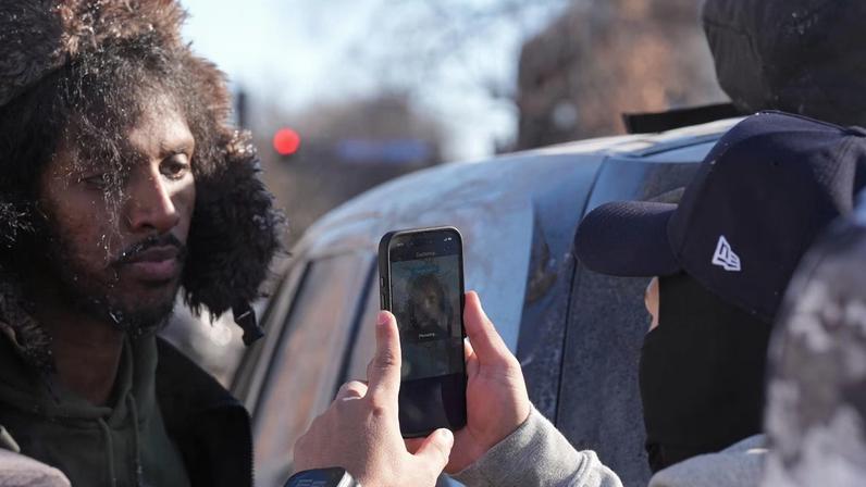 Trump em Minnesota: agentes mascarados e reconhecimento facial questionam cidadania