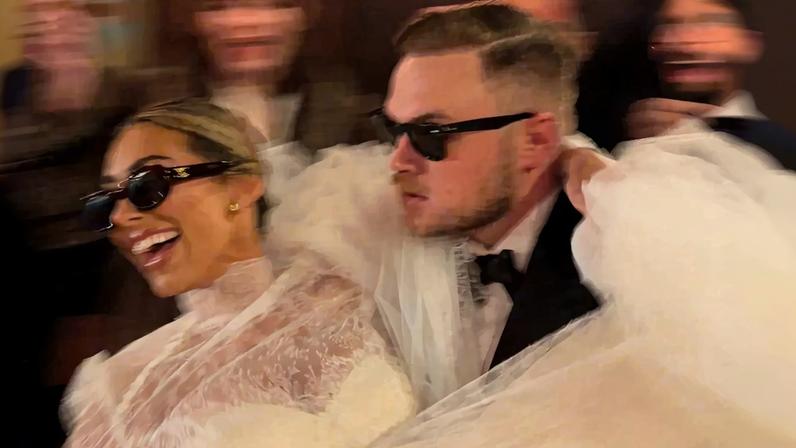 Zach Bryan unexpectedly married a woman named Samantha Leonard on New Year’s Eve 2025 in San Sebastián, Spain.
