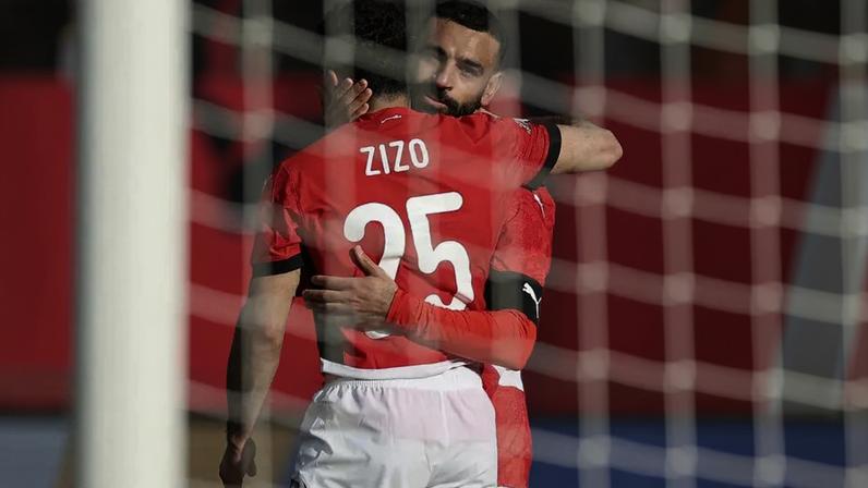Jogos de hoje: Mohamed Salah (#10) celebra o primeiro gol do Egito, marcado de pênalti, ao lado de Zizo (#25), durante a partida do Grupo B da Copa Africana de Nações (CAN) contra a África do Sul (Foto: Franck Fife/AFP)