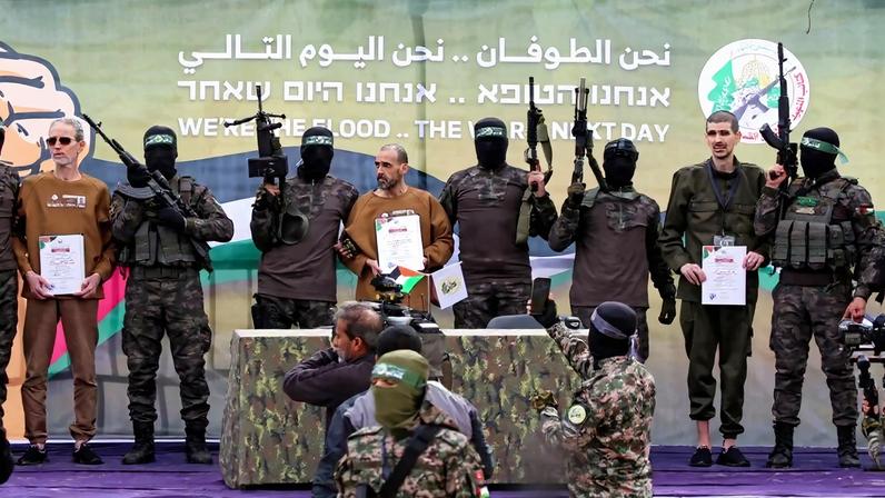 Integrantes do braço-armado do Hamas participam da 5ª troca de reféns e prisioneiros com Israel.