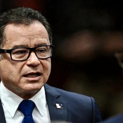 Almir Garnier, almirante da trama golpista, permanece preso em Brasília