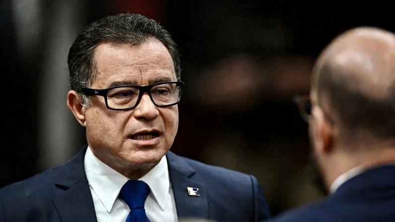 Almir Garnier, almirante da trama golpista, permanece preso em Brasília