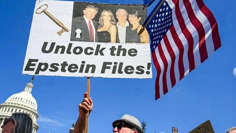 Protestos nos EUA pedem a liberação de todos os documentos do caso Epstein. O fantasma do financista assombra Trump.