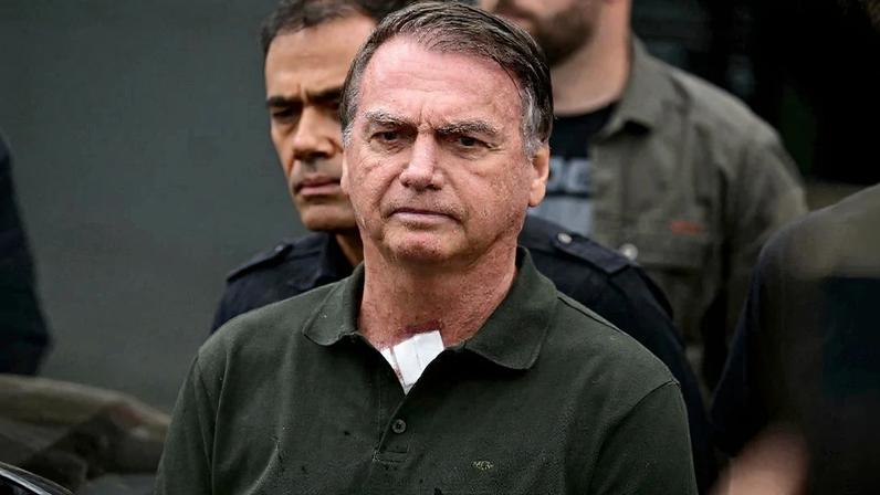 O ex-presidente Jair Bolsonaro (PL) após sair do hospital DF Star, em Brasília. Foto: Pablo Porciuncula/AFP