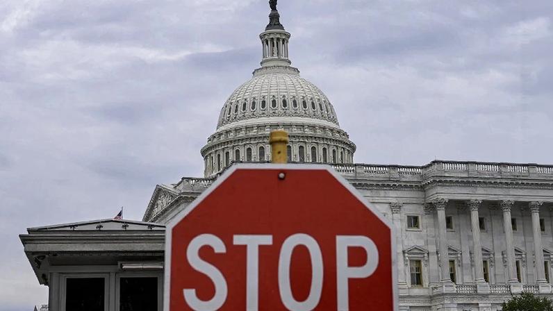 Congresso dos EUA não chegou a um acordo sobre o orçamento do país. Foto: Alex WROBLEWSKI / AFP