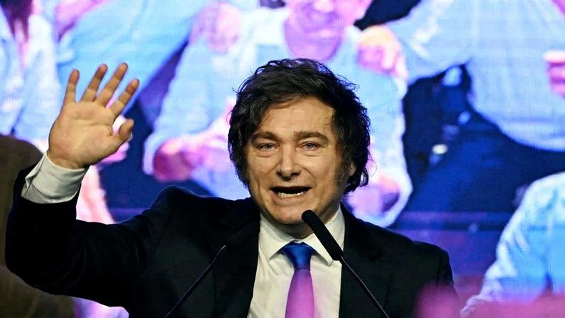 Javier Milei discursa após a vitória do partido A Liberdade Avança nas legislativas da Argentina. Foto: Luis ROBAYO / AFP