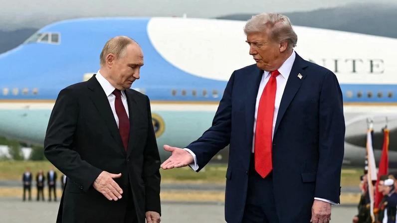 Trump tenta intermediar um plano para encerrar a guerra entre Rússia e Ucrânia. Na foto, o presidente norte-americano se encontra com Putin no Alasca. Foto ANDREW CABALLERO-REYNOLDS / AFP