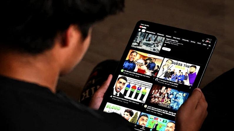 Na Austrália, o uso de redes sociais passou a ser proibido para menores de 16 anos. Foto: Saeed KHAN / AFP