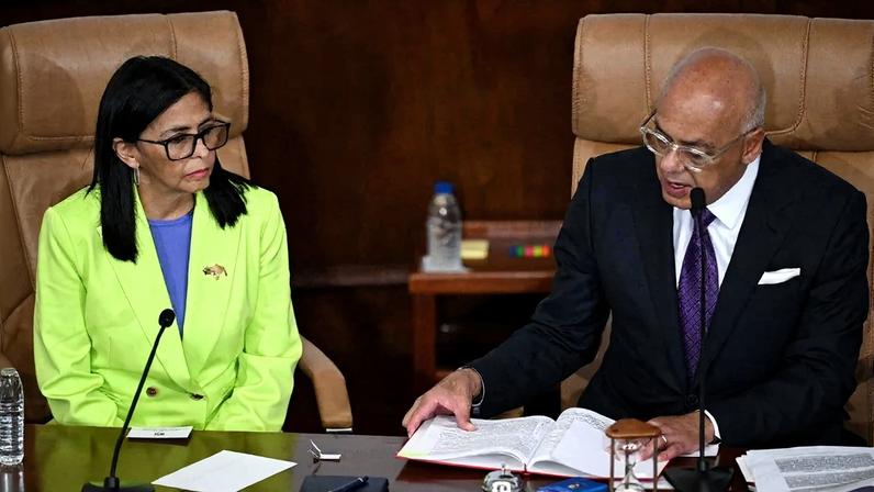 A presidenta interina Delcy Rodriguez e o presidente da Assembleia Nacional, Jorge Rodriguez. Foto: Federico Parra/AFP