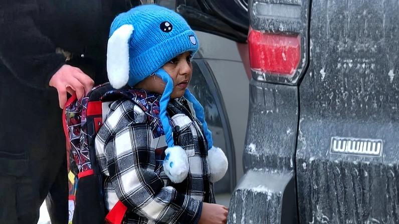 Menino de 5 anos detido pelo ICE em Minneapolis volta para casa