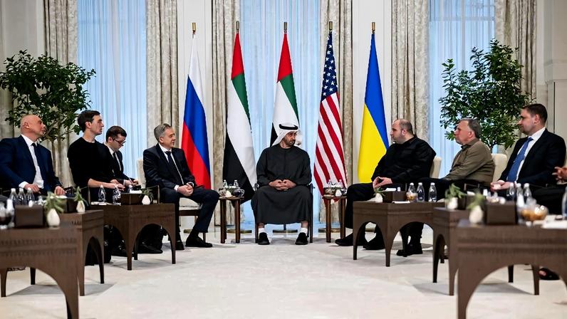 O presidente dos Emirados Árabes, xeque Mohamed bin Zayed recebeu as delegações da Rússia, da Ucrânia e dos Estados Unidos – foto: UAE PRESIDENTIAL COURT/AFP