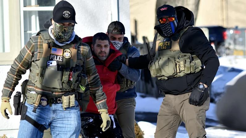 Agentes do ICE prendem um homem em Minnesota. Foto: Octavio JONES / AFP