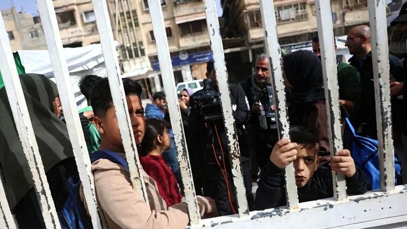 Jovens palestinos e seus responsáveis ​​aguardam no pátio do Hospital do Crescente Vermelho para serem evacuados da Faixa de Gaza, através da passagem de fronteira de Rafah com o Egito, para tratamento no exterior, em Khan Yunis, no sul da Faixa de Gaza, em 2 de fevereiro de 2026. Foto: Bashar Taleb / AFP