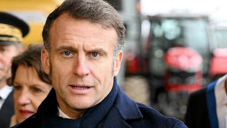 Macron foi falsamente acusado de estar envolvido no escândalo Epstein por um site montado na Rússia. Foto: SEBASTIEN BOZON / POOL / AFP