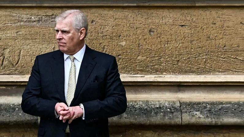 O príncipe Andrew, duque de York, reage ao chegar à Capela de São Jorge, no Castelo de Windsor, para participar do culto de Páscoa (Easter Mattins), em Windsor, nos arredores de Londres, em 31 de março de 2024. O ex-príncipe britânico Andrew deixou sua luxuosa residência na propriedade de Windsor da família real sob o manto da noite, segundo informaram veículos da imprensa em 4 de fevereiro de 2026, enquanto documentos recém-divulgados ameaçavam provocar um novo escândalo sobre seus vínculos com o falecido criminoso sexual Jeffrey Epstein (Photo by JUSTIN TALLIS / AFP)