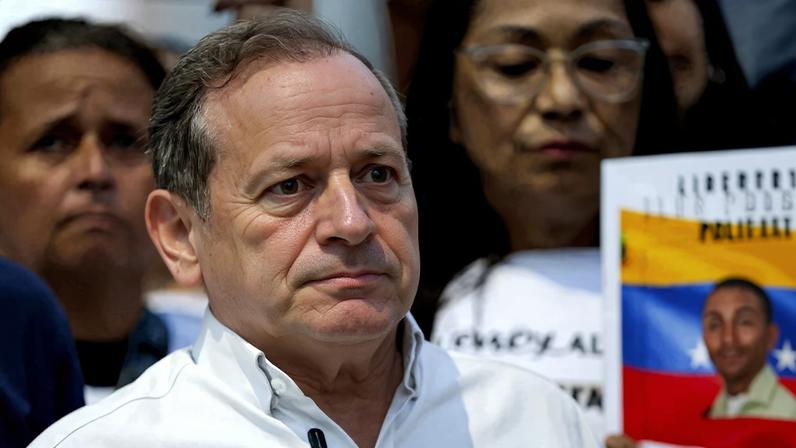Juan Pablo Guanipa se encontra com apoiadores após ser solto na Venezuela. O opositor voltou a ser detido horas depois.