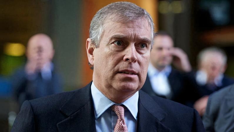 Charles III expressa preocupação com novo escândalo envolvendo Andrew e Epstein