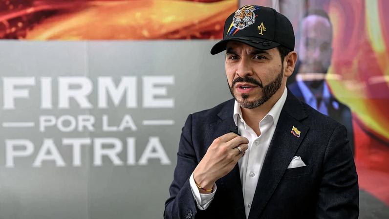 O candidato presidencial colombiano Abelardo de la Espriella, do movimento político Defensores de la Pátria, fala durante uma entrevista à AFP em Bogotá, em 11 de fevereiro de 2026. O principal candidato da oposição na Colômbia afirmou à AFP, em 11 de fevereiro, que, em seus primeiros 90 dias no cargo, lançaria uma ofensiva aérea com apoio dos Estados Unidos e de Israel para desmantelar os cartéis de cocaína (Photo by Luis ACOSTA / AFP)