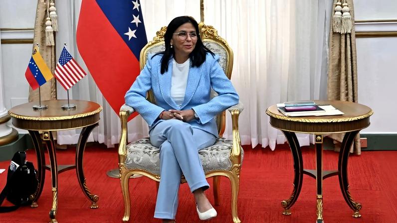A presidente interina da Venezuela, Delcy Rodríguez, em um encontro com membros do governo Trump no dia 11 de fevereiro de 2026. Foto: Juan BARRETO / AFP