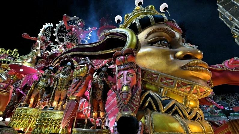 Carro alegórico da Mocidade Alegre. Escola foi campeã do Carnaval de SP em 2026. Foto: Nelson ALMEIDA / AFP