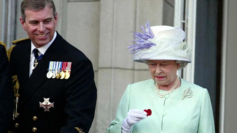 O então príncipe Andrew ao lado da mãe, a rainha Elizabeth, em foto de 2005 – foto: James Vellacott/Pool/AFP