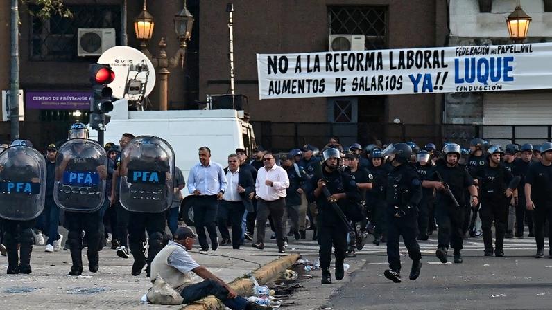 Protesto contra reforma trabalhista na Argentina termina em confronto policial
