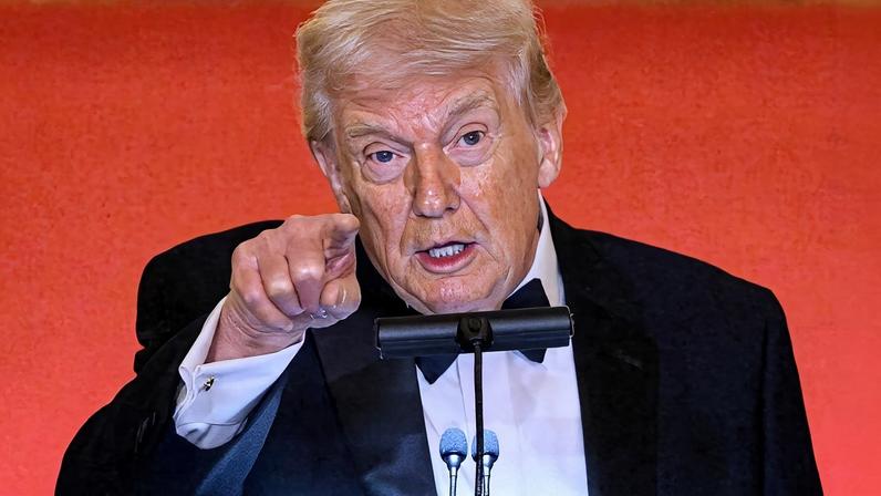 Irritado, Donald Trump junta os cacos após derrota na Suprema Corte e tenta reerguer sua problemática política tarifária. Foto: Mandel NGAN / AFP