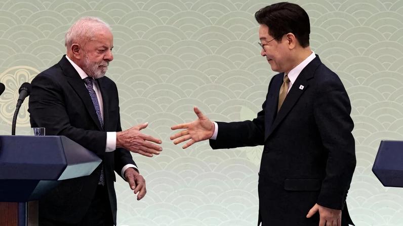 O presidente do Brasil, Luiz Inácio Lula da Silva (à esquerda), e o presidente da Coreia do Sul, Lee Jae-myung, apertam as mãos durante uma coletiva de imprensa conjunta após reunião na Casa Azul, residência oficial do presidente brasileiro, em Seul, em 23 de fevereiro de 2026. Foto: JEON HEON-KYUN / POOL / AFP