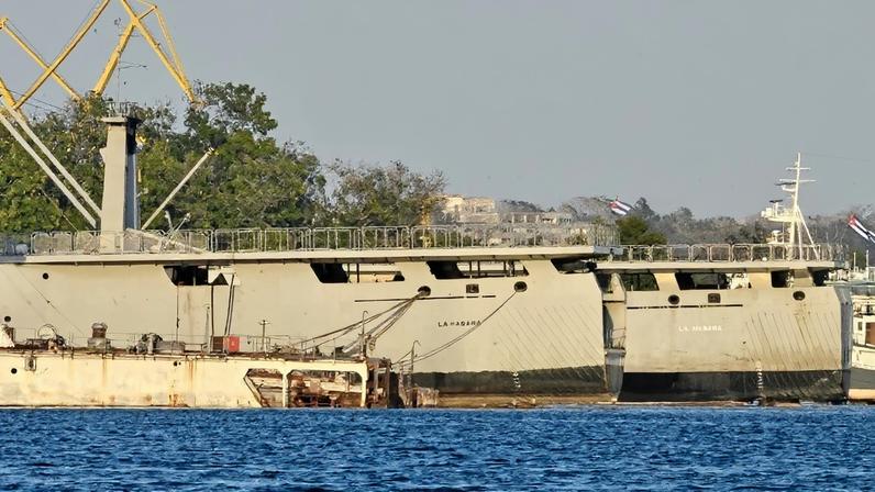Navios da guarda costeira cubana atracaram no porto de Havana em 25 de fevereiro de 2026. A guarda costeira de Cuba informou que, em 25 de fevereiro de 2026, matou a tiros quatro pessoas e feriu outras seis que viajavam em uma lancha registrada nos EUA durante uma troca de tiros perto da costa cubana, em meio ao aumento das tensões com Washington. Foto: Adalberto ROQUE / AFP