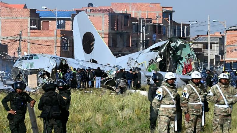Avião que transportava dinheiro cai na Bolívia; 20 mortos