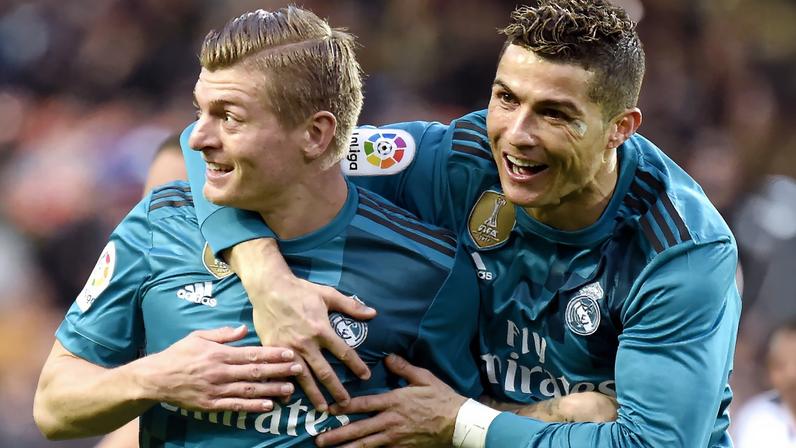 Toni Kroos e Cristiano Ronaldo comemoram um gol pelo Real Madrid — Foto: AFP