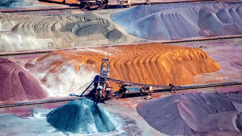 Máquinas trabalham na extração de minérios.