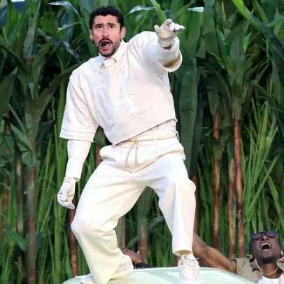 Bad Bunny explica significado sentimental de visual no intervalo do Super Bowl