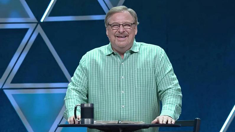 Pastor Rick Warren destaca propósito espiritual em evento juvenil no Brasil