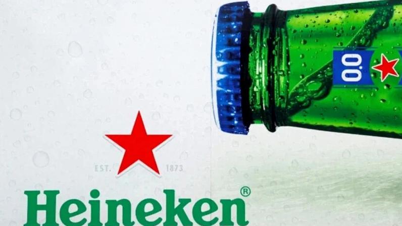 Logotipo da cerveja Heineken em um caminhão de entrega em Nijmegen, Países Baixos.