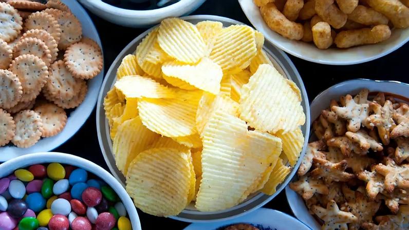 Estudo aponta semelhanças entre produção de ultraprocessados e cigarros