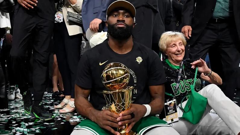 Jaylen Brown é astro dos Celtics e apaixonado pelo UFC (Foto: Brian Babineau / AFP)