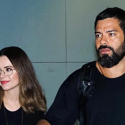Sandy é flagrada em aparição rara com Pedro Andrade em aeroporto e beija médico