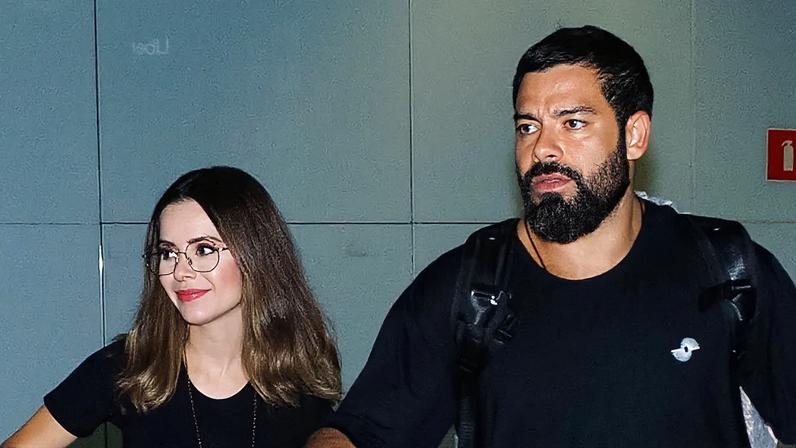 Sandy é flagrada em aparição rara com Pedro Andrade em aeroporto e beija médico