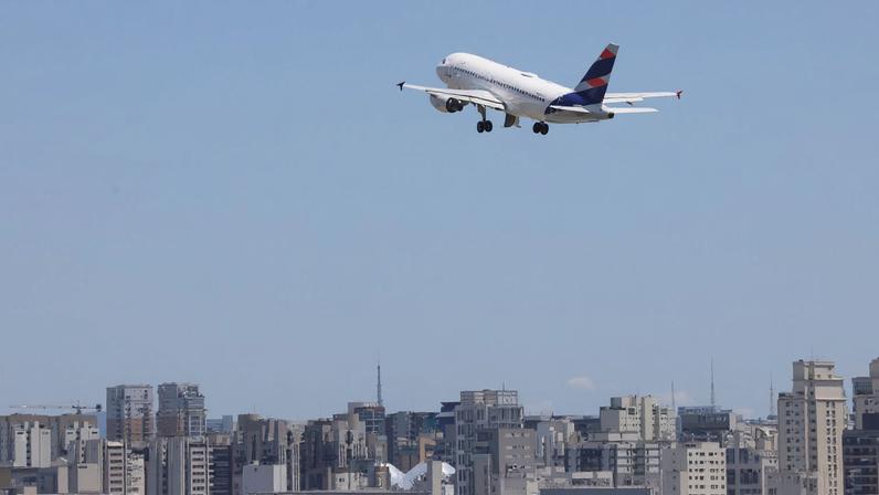 Avião da Latam Airlines decola do Aeroporto de Congonhas. Foto: Rovena Rosa/Agência Brasil