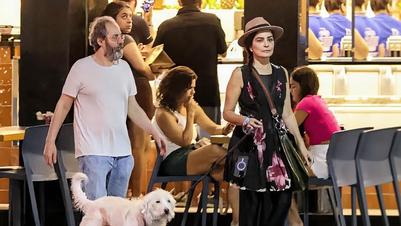 Daniel Dantas e Letícia Sabatella passeiam com pet — Foto: Dan Delmiro/AgNews